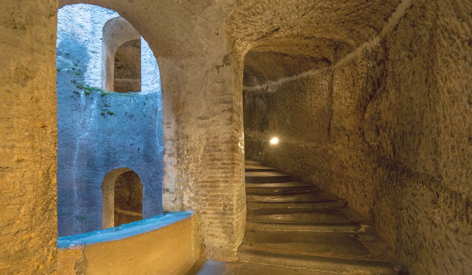 Die spiralförmigen Treppen im Brunnen winden sich getrennt nach unten und oben und zeigen geniale Renaissance-Technik.