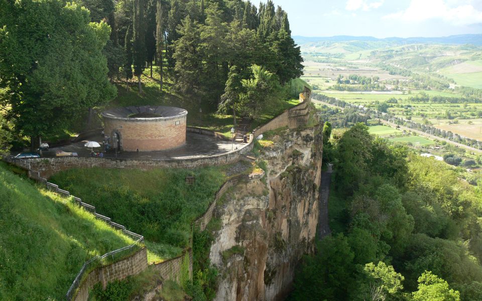 Der Brunnen liegt am Rand der Altstadt von Orvieto nahe der Festung und öffnet sich spektakulär über dem Tufffelsen hoch über dem Tal.