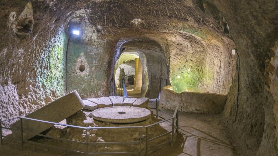 Orvieto Underground zeigt ein weit verzweigtes Höhlensystem im Tuffstein, das Alltag, Wasser und Schutz über Jahrhunderte sicherte.