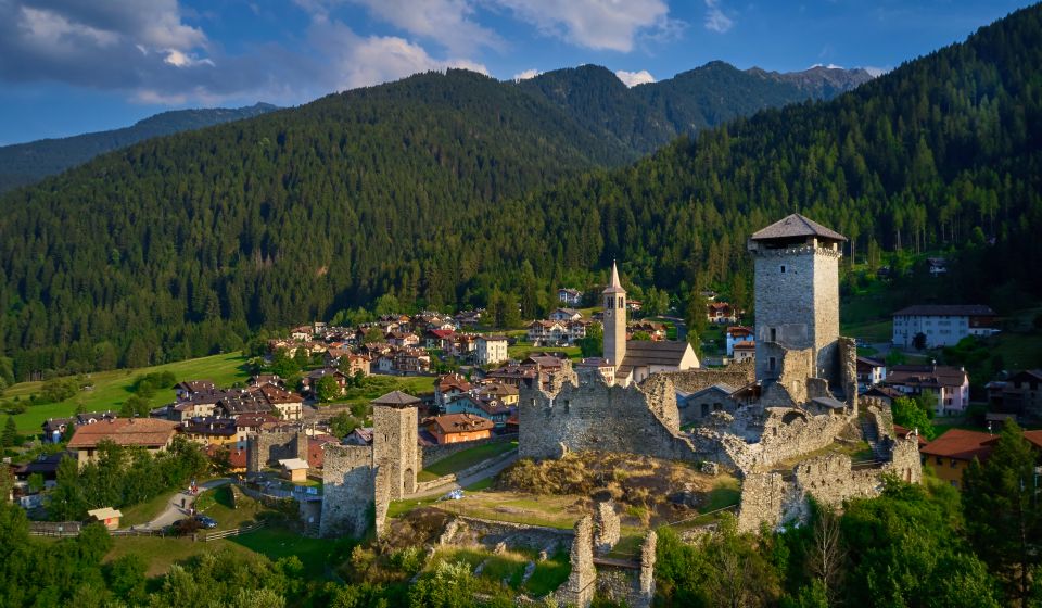 Das Castel San Michele in Ossana thront über dem Tal und erzählt mit seinen Mauern von Macht, Schutz und Geschichte.