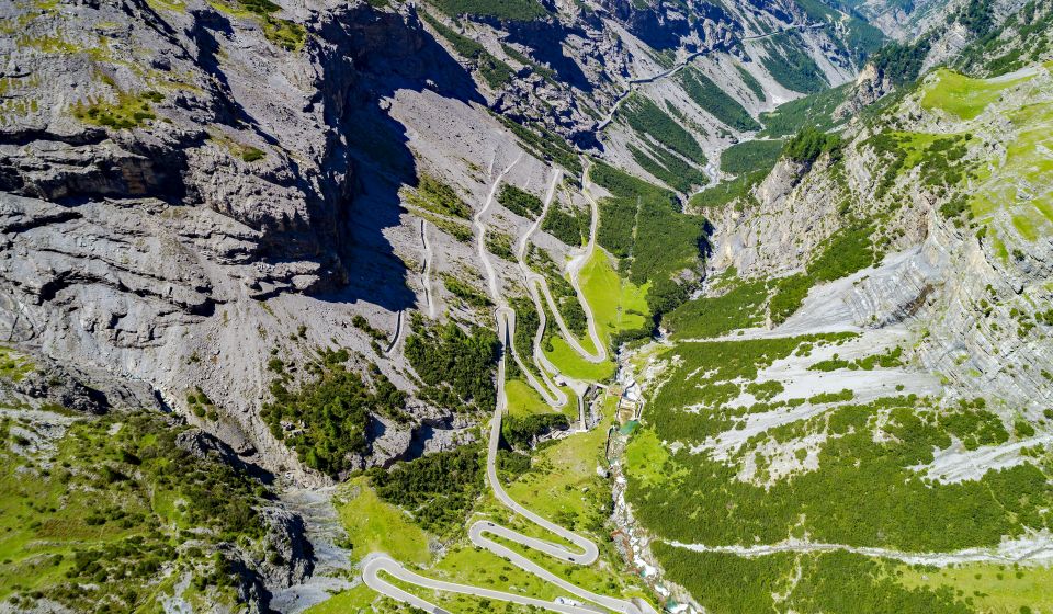 Berühmte Passstraßen wie das Stilfserjoch führen durch den Park und verbinden spektakuläre Hochalpenlandschaften.
