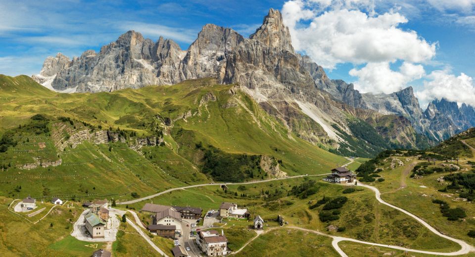Der Passo Rolle liegt hoch zwischen Dolomiten und Lagorai und beeindruckt mit Weite, Licht und alpiner Ruhe.