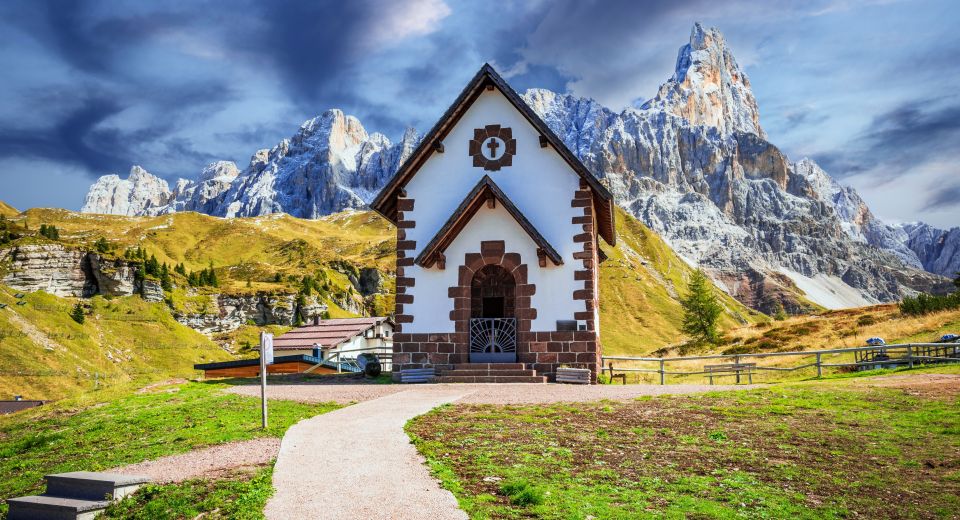 Die Chiesetta di Passo Rolle steht still auf der Hochfläche und verbindet alpine Landschaft mit schlichter spiritueller Präsenz.