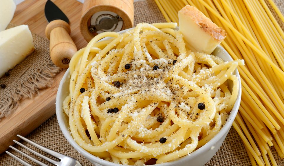Pecorino ist perfekt für Pasta-Gerichte: würzig, aromatisch und fein gerieben verleiht er Tiefe und Fülle. Perfekt Top