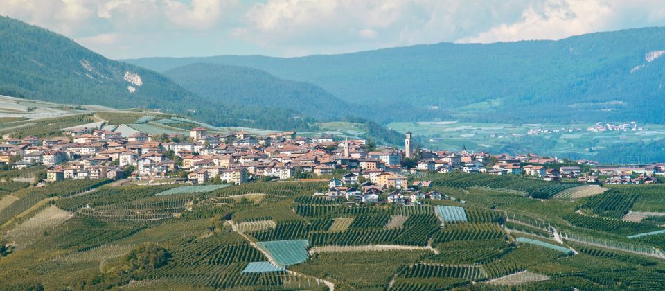 Revò liegt malerisch oberhalb des Lago di Santa Giustina im Val di Non und verbindet Geschichte mit stiller Landschaft.