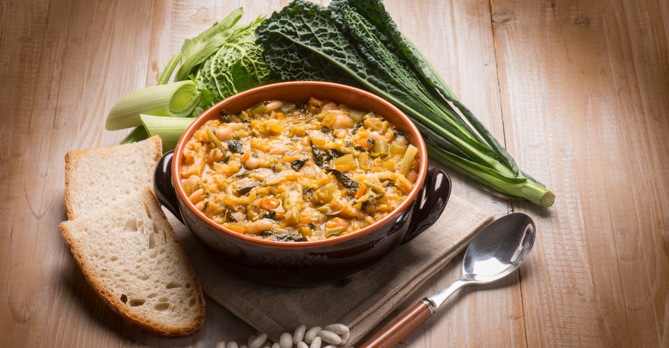 Ribollita, die toskanische Brotsuppe mit Bohnen und Schwarzkohl, steht für einfache Küche, Wärme und echten Landesgenuss.