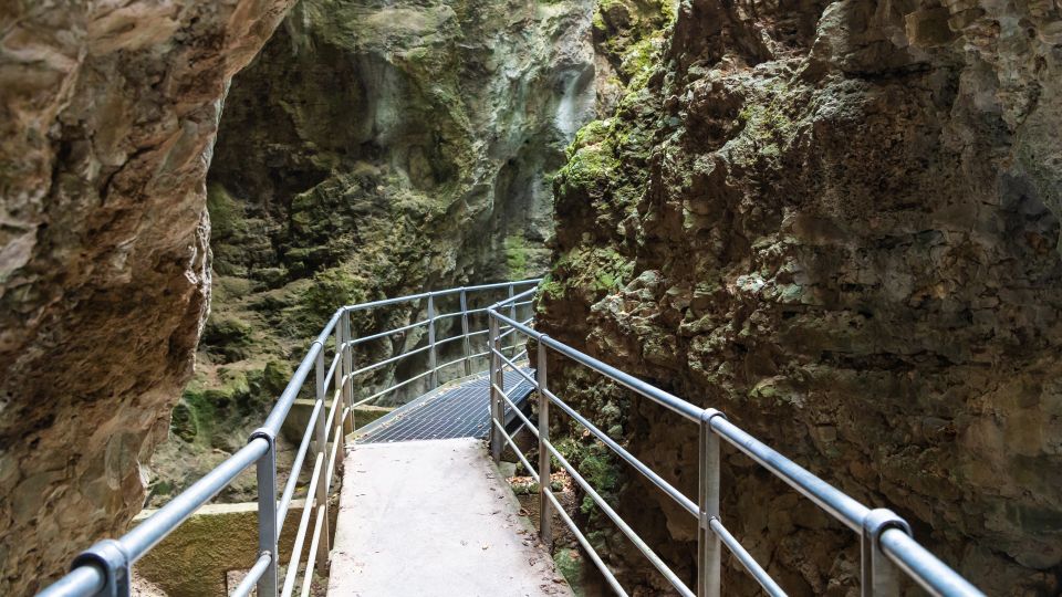Der Rio-Sass-Canyon bei Fondo begeistert mit Stegen, Wasserfällen und spektakulären Schluchten tief im Fels.
