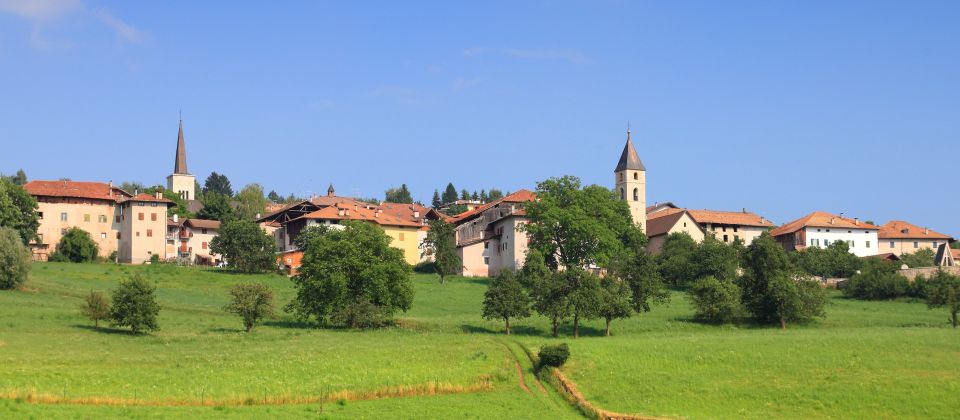 Ronzone liegt auf dem Hochplateau der Mendel im oberen Val di Non in Trentino und ist bekannt für Klima, Ruhe und Weitblick.