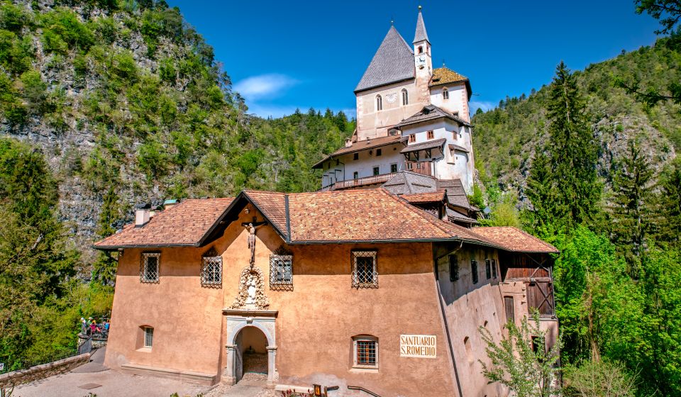 Das Santuario di San Romedio ist ein eindrucksvoller Wallfahrtsort mit fünf Kapellen, spektakulär auf einem Felsen erbaut.