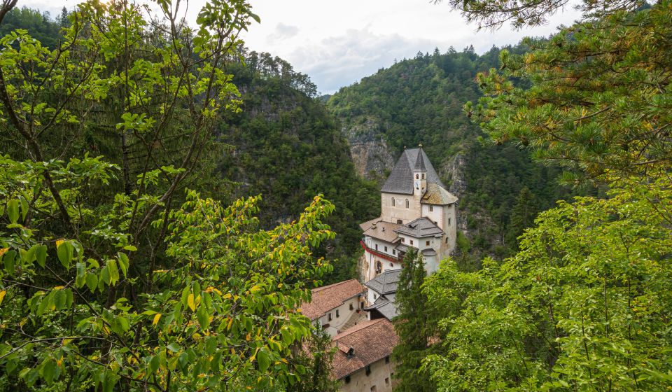 Auf einem Felsen im Val di Non gelegen, thront das Santuario di San Romedio über einer tiefen Schlucht nahe Cles.