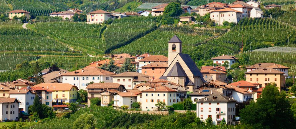 Tassullo liegt zentral im Val di Non und ist geprägt von Geschichte, Adelssitzen und einer weitläufigen Kulturlandschaft.