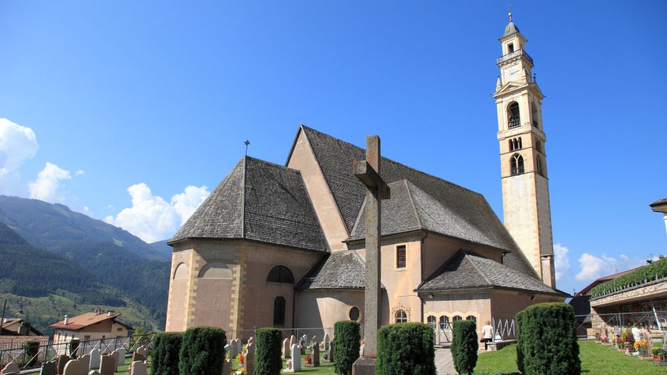 Die Chiesa parrocchiale di Sant’Eliseo prägt Tesero mit schlichter Eleganz und steht als spirituelles Zentrum des Ortes.