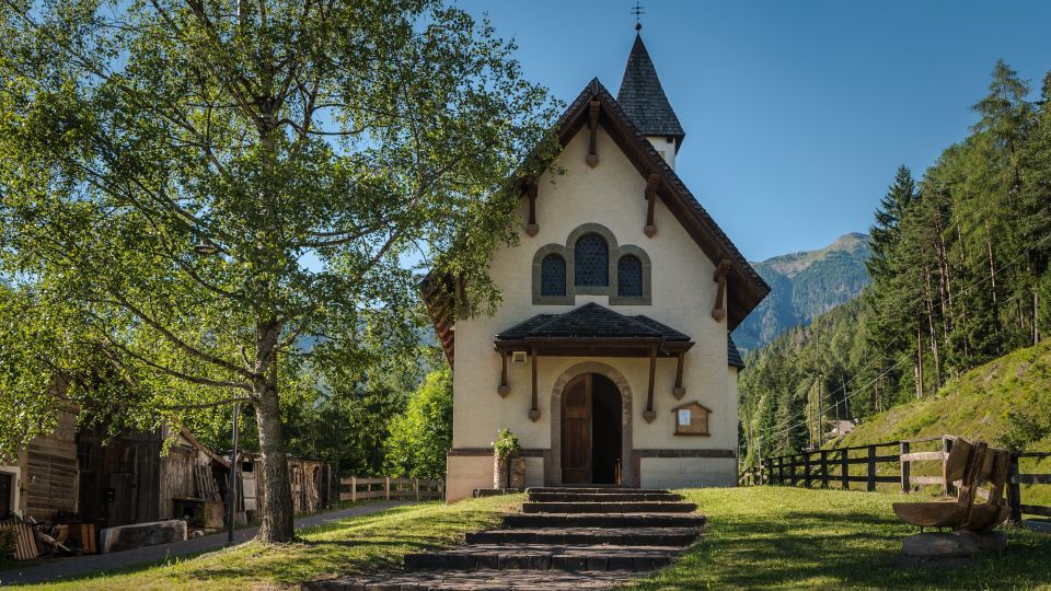Die Chiesetta della Palanca liegt still nördlich von Tesero und verbindet Landschaft, Andacht und bäuerliche Geschichte.