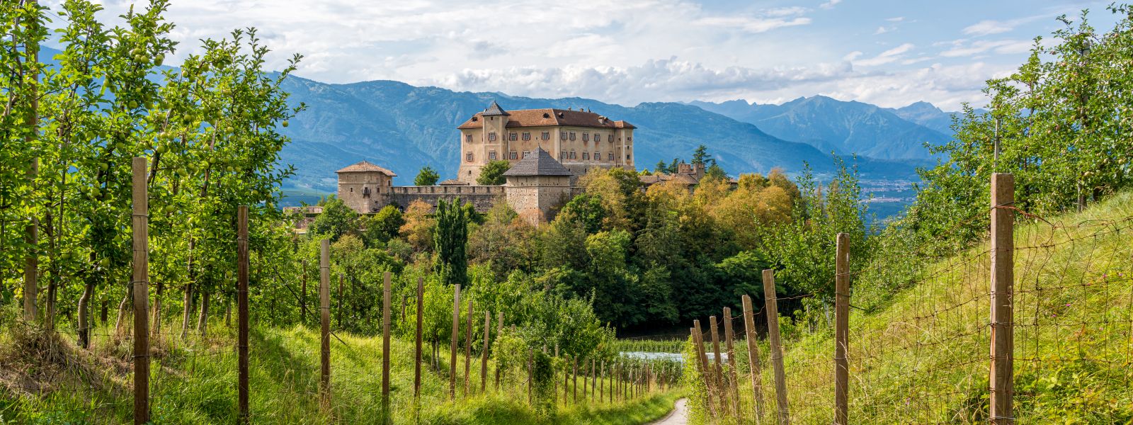 Val di Non ist ein weites Hochtal im Trentino, das für Apfelgärten, Seen, Schluchten und kulturelle Vielfalt bekannt ist.