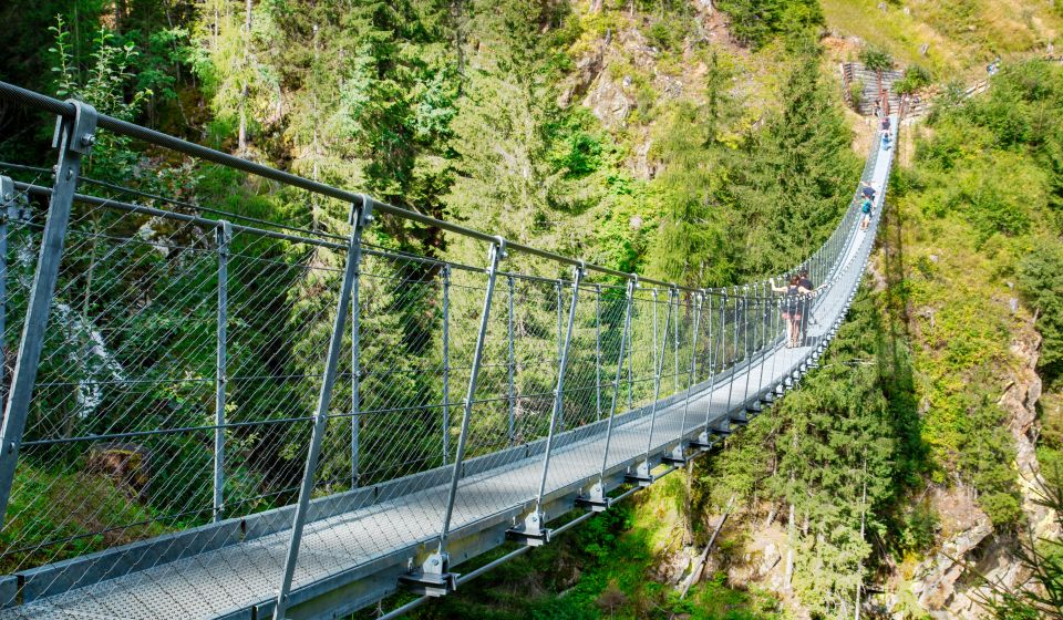Faszinierendes und adrenalinreiches Erlebnis: Hängebrücke über die Ragaiolo-Wasserfälle.