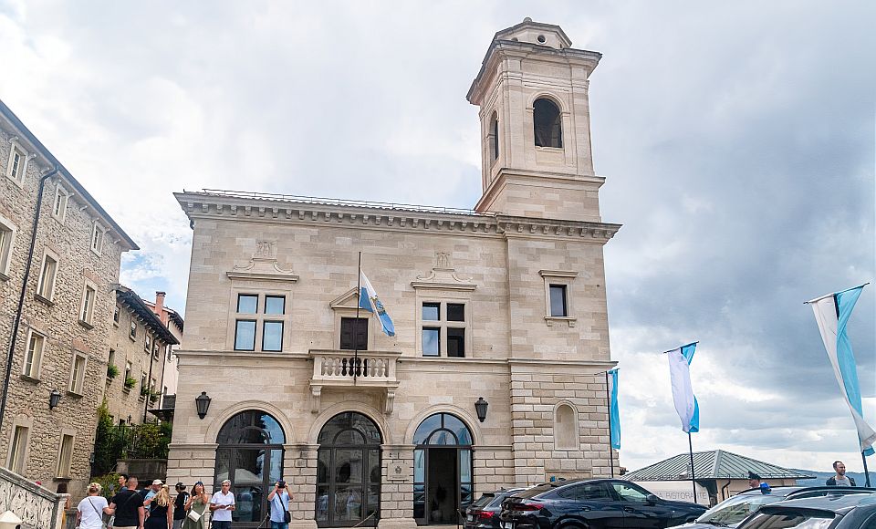 Der Palazzo Pergami Belluzzi prägt mit seiner historischen Steinfassade eindrucksvoll San Marinos Altstadt.