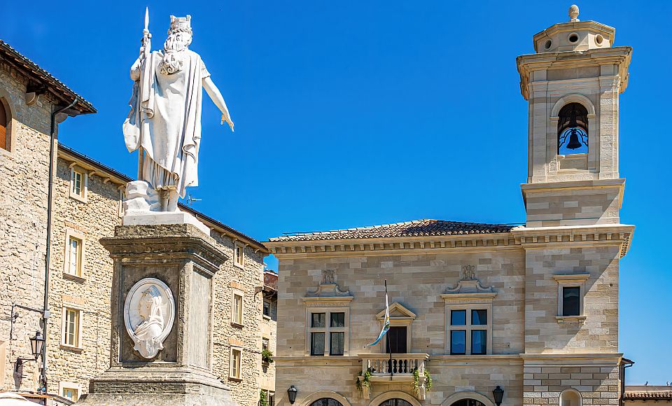 Die Freiheitsstatue blickt direkt auf den Palazzo Pubblico und prägt das Bild der Piazza della Libertà.