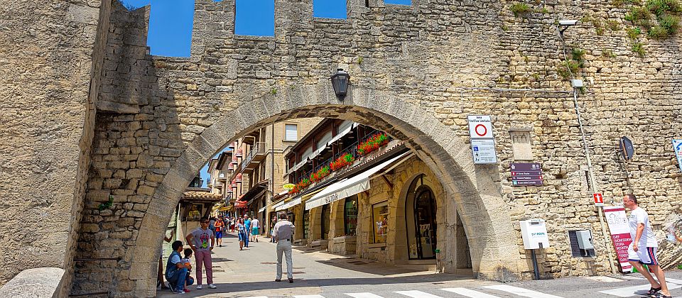 Die Altstadt von San Marino begeistert mit steilen Gassen, alten Mauern und weiten Ausblicken vom mächtigen Monte Titano.