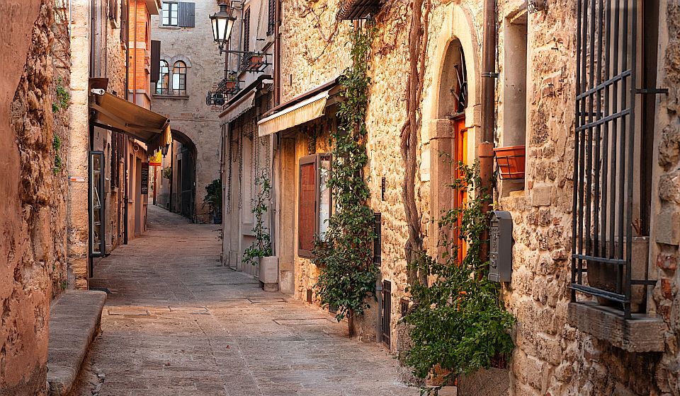 Zwischen alten Mauern und steilen Gassen verbindet San Marinos Altstadt Geschichte, Genuss und lebendiges Flair.