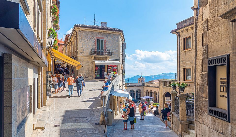 San Marinos Altstadt begeistert mit historischen Gassen, kleinen Geschäften und mediterranem Flair.