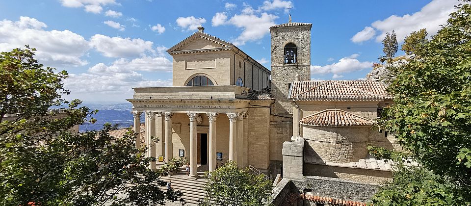 Die Basilica del Santo Marino erhebt sich am Monte Titano als würdiges Heiligtum des Staatsgründers und Schutzpatrons der Republik