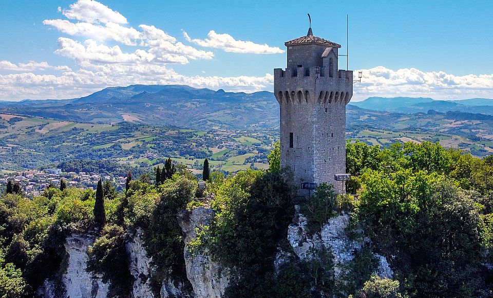 Dritter Turm Montale: Kleinster Wehrturm der Republik, malerisch gelegen und Sinnbild mittelalterlicher Verteidigung.