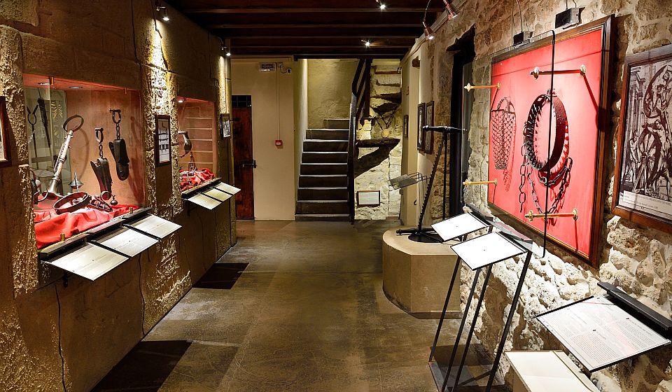 Das Foltermuseum zeigt historische Instrumente und erzählt von den dunklen Seiten europäischer Justiz. 