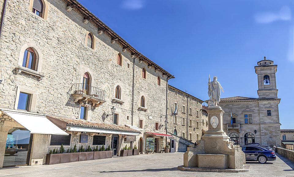 Dominant auf der Piazza della Libertà verkörpert die Statue eindrucksvoll San Marinos Stolz und Freiheit.