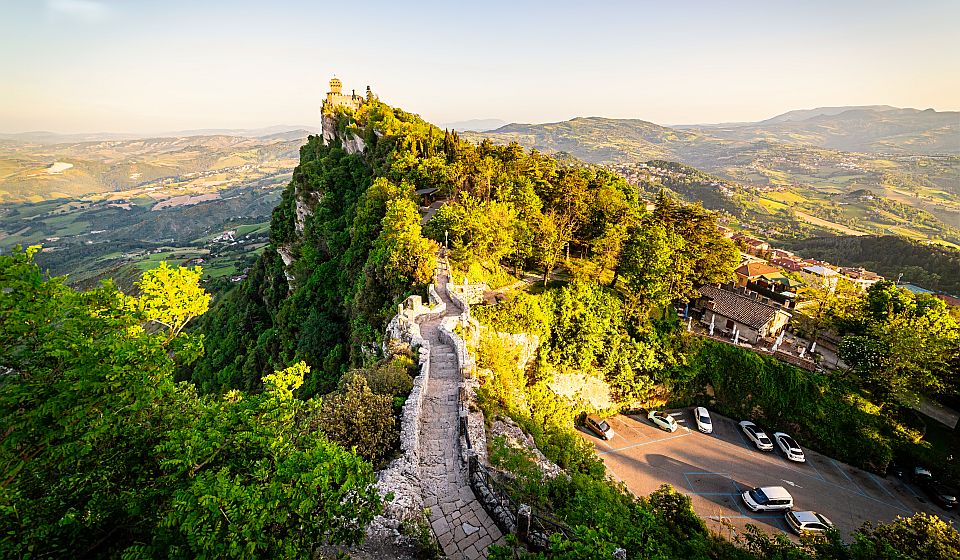 Der Passo delle Streghe führt entlang alter Mauern zwischen Guaita und Cesta durch die Felsen des Monte Titano.