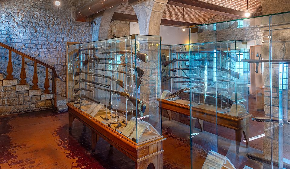 Das Waffenmuseum in der Cesta zeigt historische Schwerter, Rüstungen und Waffen aus mehreren Jahrhunderten.