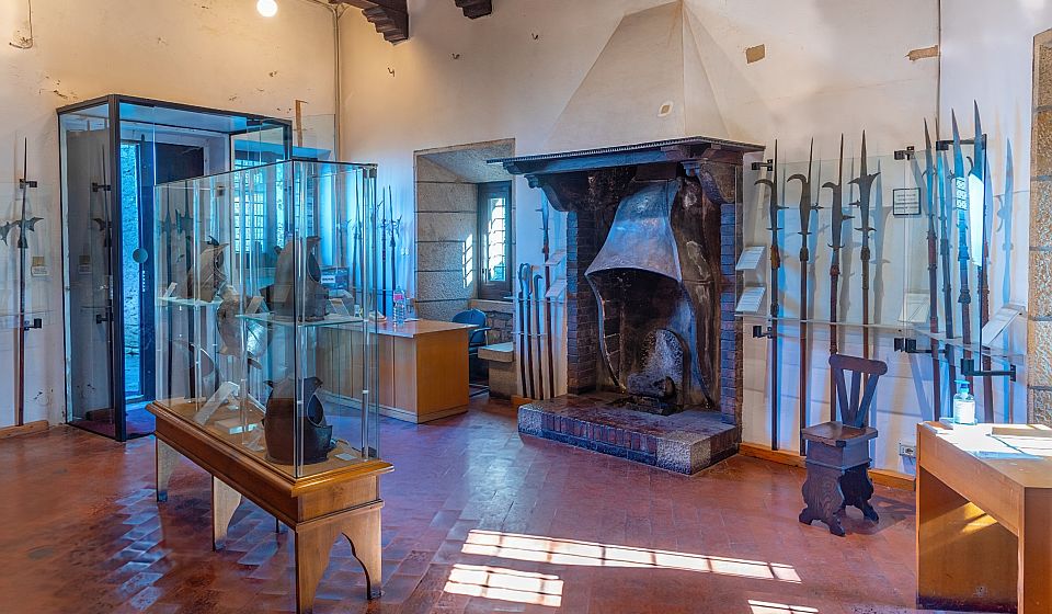 Im zweiten Turm Cesta zeigt das Waffenmuseum eindrucksvolle Rüstungen, Schwerter und historische Feuerwaffen.