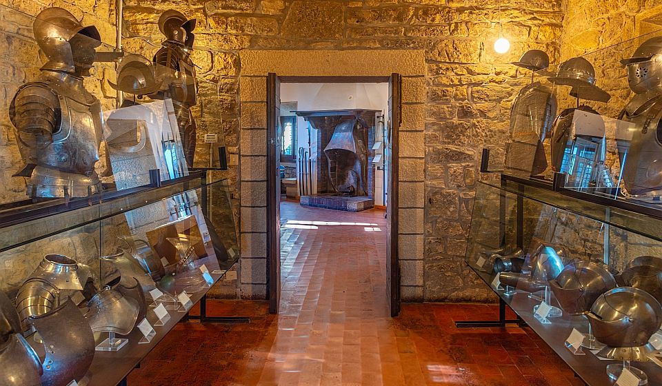 Historische Rüstungen zeigen eindrucksvoll, wie sich Schutz, Handwerkskunst und Kampftechnik entwickelten.