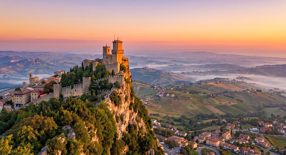 Drohnenblick auf die Festung von San Marino hoch über dem Monte Titano mit spektakulärer Aussicht.