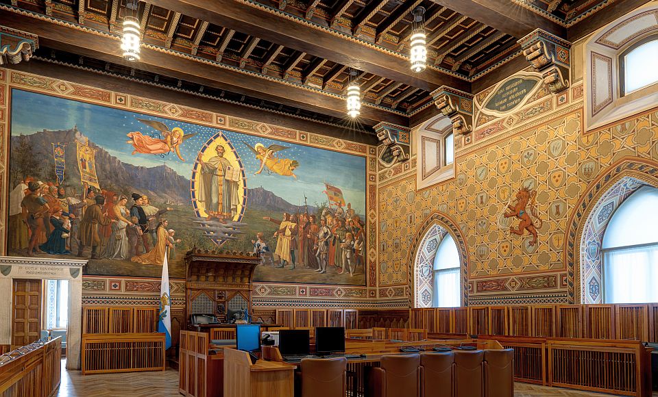 Der Palazzo Pubblico ist das politische Herz San Marinos und beeindruckt mit seiner neugotischen Architektur.