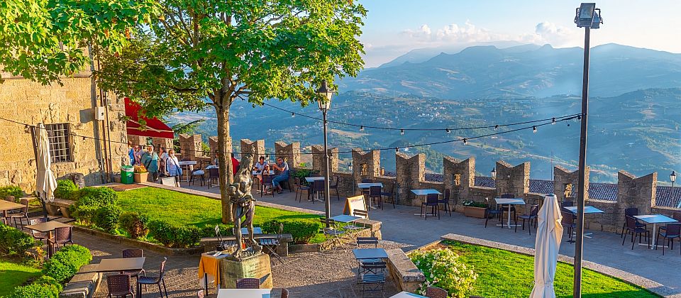 San Marinos Aussichtsterrassen eröffnen vom Monte Titano faszinierende Panoramen über Hügel und Ebenen bis hin zur Adria.