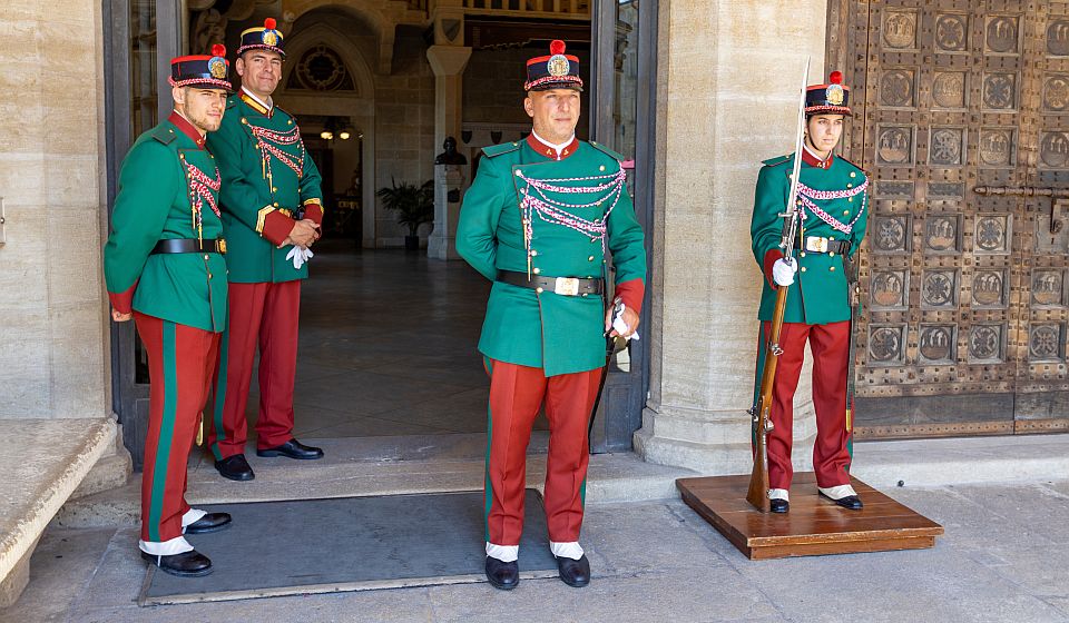 Die Wachen vor dem Palazzo Pubblico verleihen der Piazza della Libertà ein feierliches und stolzes Flair.