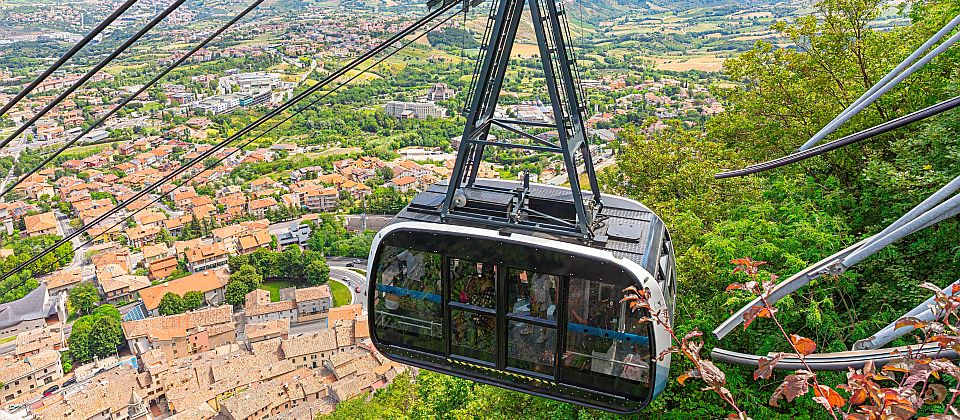 Die Seilbahn von San Marino verbindet Borgo Maggiore mit der Altstadt und eröffnet dabei weite Blicke bis zur Adria.