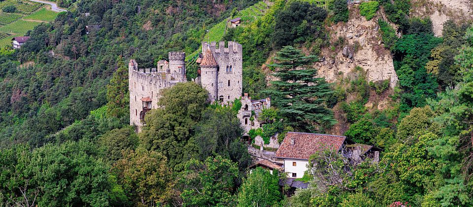 In Dorf Tirol erhebt sich die Brunnenburg unterhalb von Schloss Tirol und verbindet mittelalterliche Geschichte mit lebendiger Kultur.