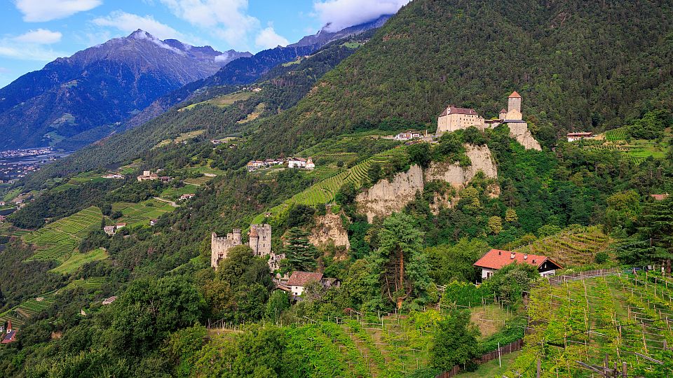 Bei einer Besichtigung der Brunnenburg entdecken Besucher historische Räume und Südtiroler Bauernkultur.