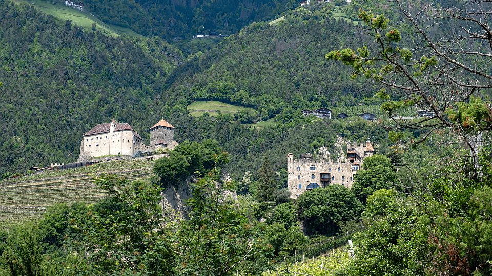 Die Brunnenburg liegt unterhalb von Schloss Tirol in aussichtsreicher Lage über dem Meraner Talkessel.