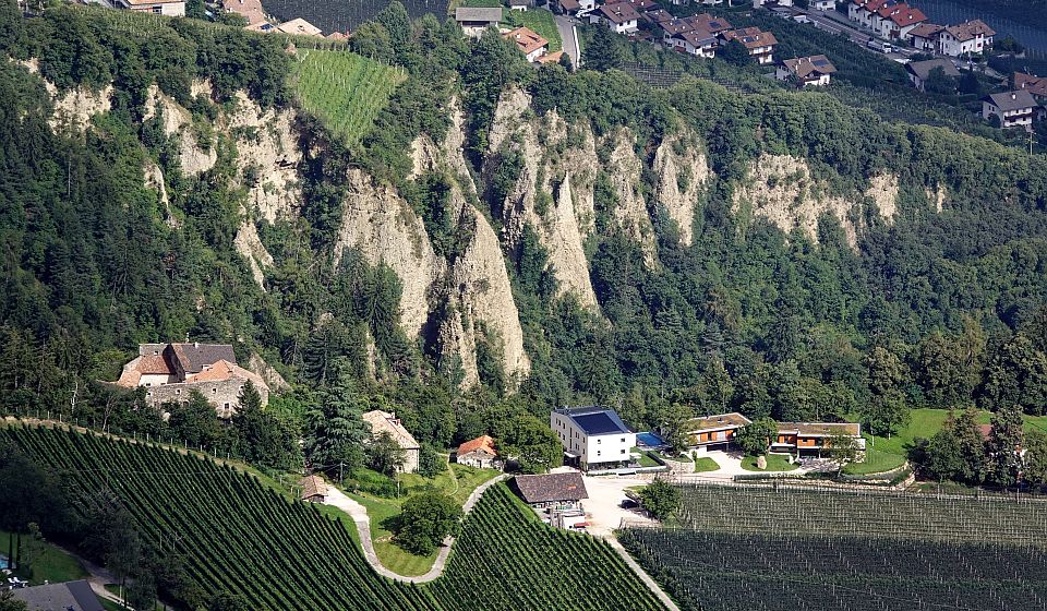 Die bizarren Erdpyramiden rund um Dorf Tirol sind eindrucksvolle Zeugen der formenden Kraft der Natur.