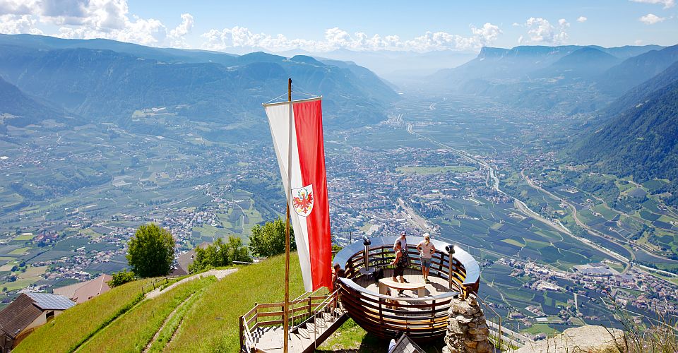Die Aussichtsplattform bei den Muthöfen eröffnet einen weiten Panoramablick über Meran