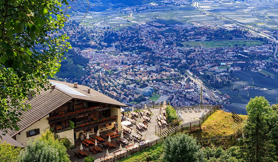 Von den Muthöfen öffnet sich ein traumhafter Ausblick über Dorf Tirol, Meran und weit hinein ins Etschtal.