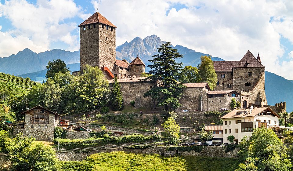 Majestätisch thront das Stammschloss „Schloss Tirol” des Landes hoch über Meran im „Dorf Tirol” auf einem mächtigen Moränenhügel.