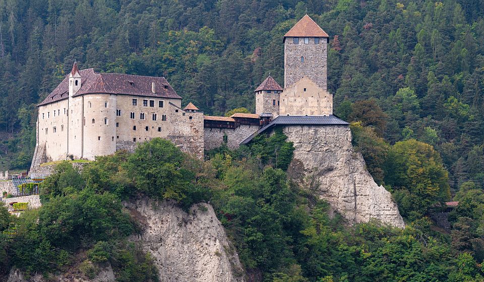 Schloss Tirol bei Dorf Tirol beeindruckt mit mittelalterlichen Mauern und weitem Blick über das Meraner Land.