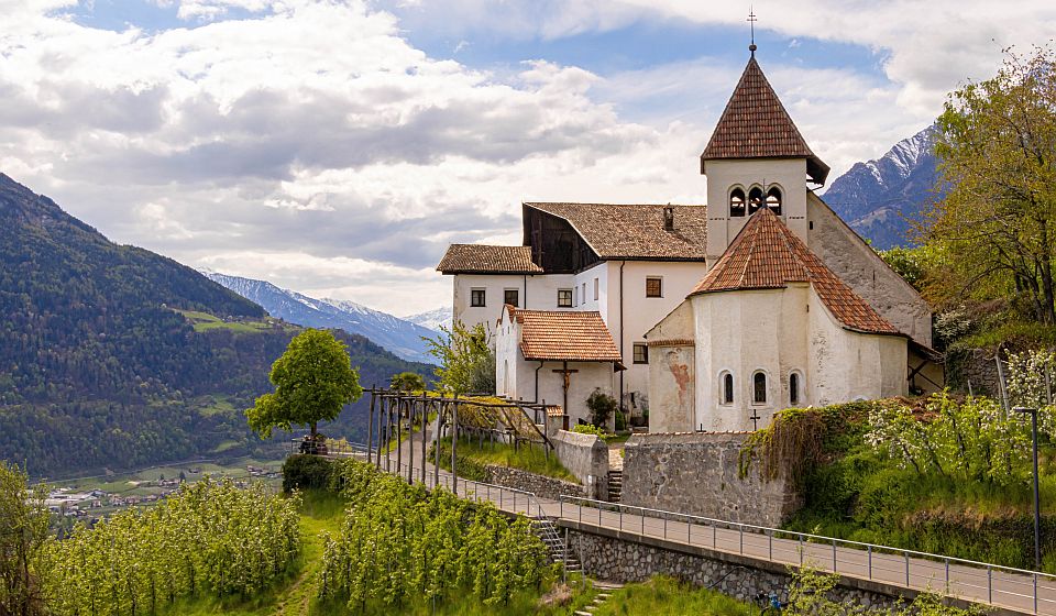 Eine Wanderung nach St. Peter bei Dorf Tirol verbindet herrliche Landschaft mit jahrhundertealter Geschichte.