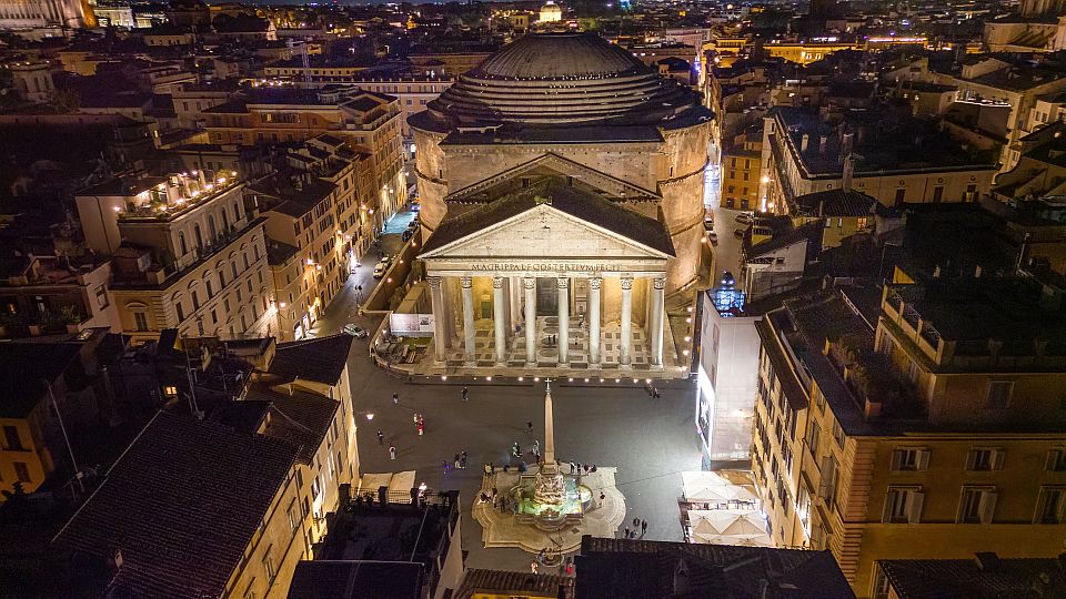 Von oben zeigt sich die Piazza della Rotonda mit ihrem Brunnen und Obelisken vor der monumentalen Kulisse des Pantheons.