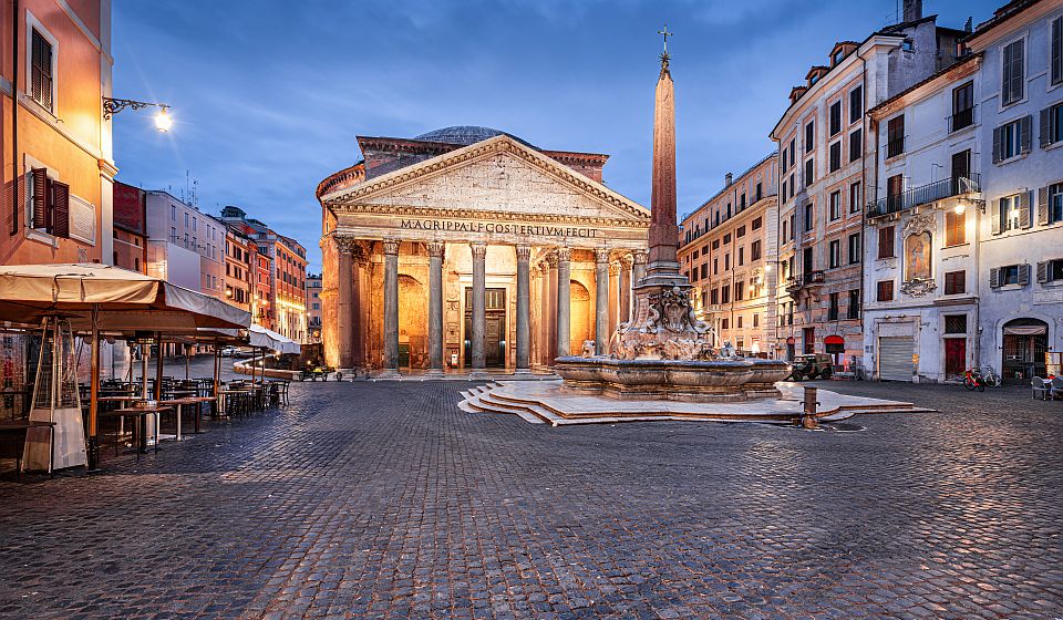 Brunnen und ägyptischer Obelisk prägen die Piazza della Rotonda und bilden vor dem Pantheon eine eindrucksvolle Kulisse.