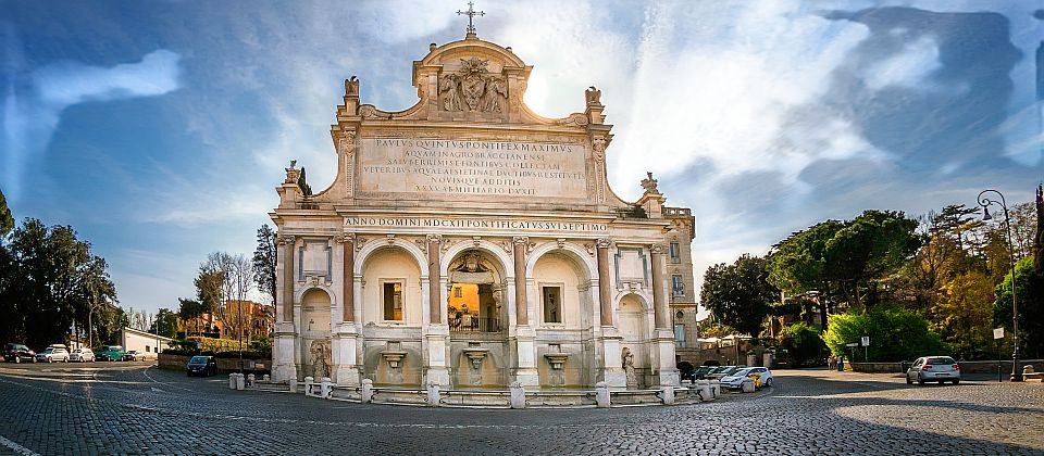 Hoch über Rom beeindruckt die Fontana mit mächtigen Bögen und einem großartigen Panorama