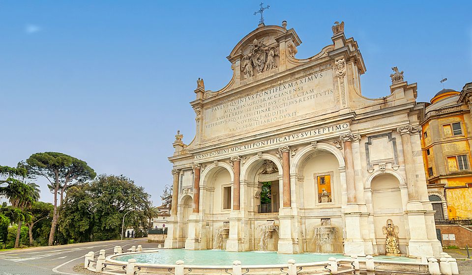 Die Fontana dell’Acqua Paola beeindruckt auf dem Gianicolo mit mächtiger Architektur und rauschenden Wasserkaskaden. 